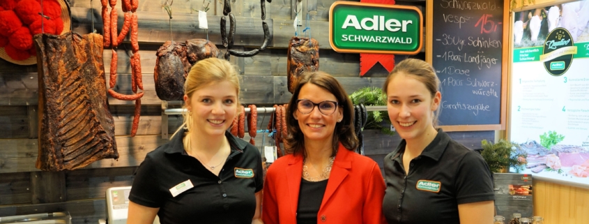 Rita Schwarzelühr-Sutter am Stand der Hans Adler oHG aus Bonndorf, dem Hersteller von Schinken- und Wurstspezialitäten aus dem Schwarzwald